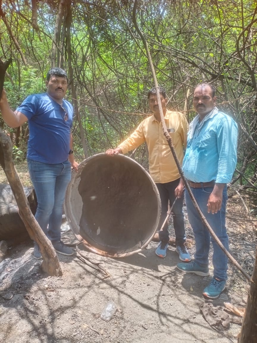 बारामती शहर पोलिसांच्या गावठी हातभट्टीवर धाडी