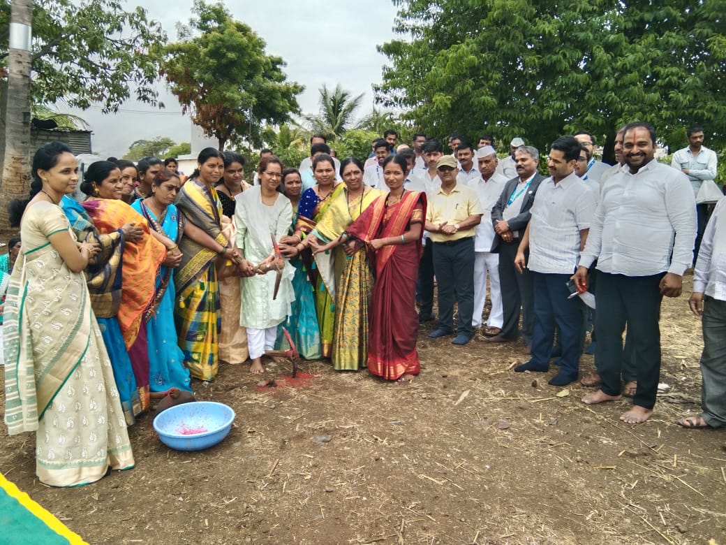 <em>स्मार्ट योजनेंतर्गत राज्यातील पहिल्या महिला शेतकरी उत्पादक कंपनीचे भूमिपूजन</em>