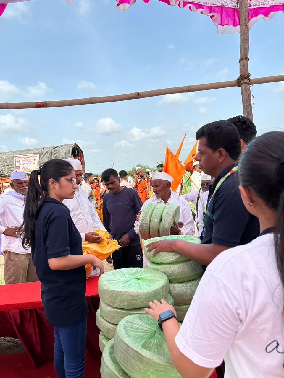 ग्लोबल शेपर्स कमुनिटी बारामती हब व विद्यानंद फाउंडेशन च्या माध्यमातून पर्यावरणपूरक तीस हजार पानाच्या पत्रावळीचे वाटप